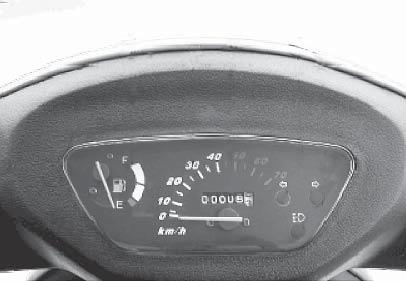 Opis funkcji 1 Prędkościomierz Pokazuje prędkość pojazdu w kilometrach na godzinę. 3 1 2 4 5 2 Licznik przebiegu Pokazuje całkowity przebieg pojazdu w kilometrach.