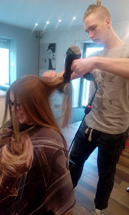 TECHNIK USŁUG FRYZJERSKICH 1. Technik usług fryzjerskich, zwany teraz coraz częściej stylistą fryzur jest osobą, która zawodowo zajmuje się układaniem fryzur zgodnie z życzeniem klienta.
