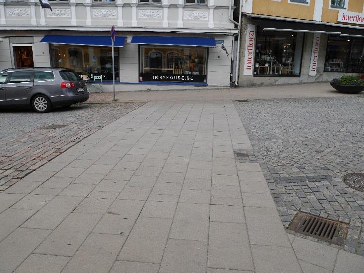 Cechy konstrukcyjne chodników przejezdnych powinny spełniać następujące dodatkowo następujące wymagania (Jamroz i in. 2014, s.