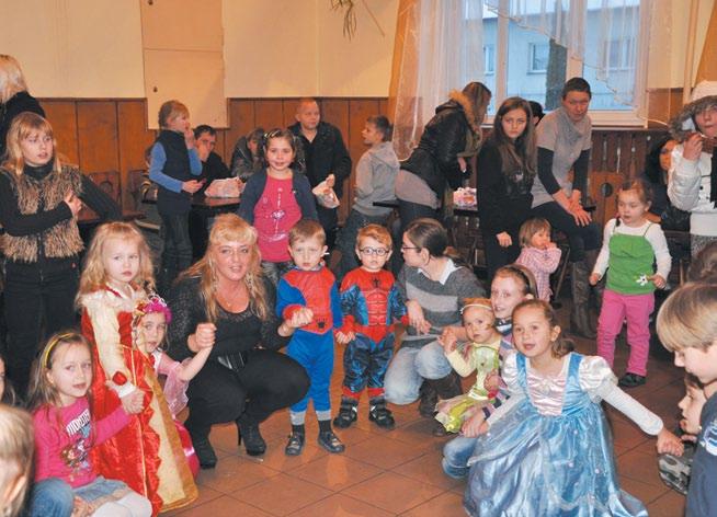 iększość uczestników wybrała strój dwuletniej Basi Biernackiej, która przebrana była za bociana. Pod koniec zabawy chętne i odważne dzieci prezentowały swoje talenty muzyczne.