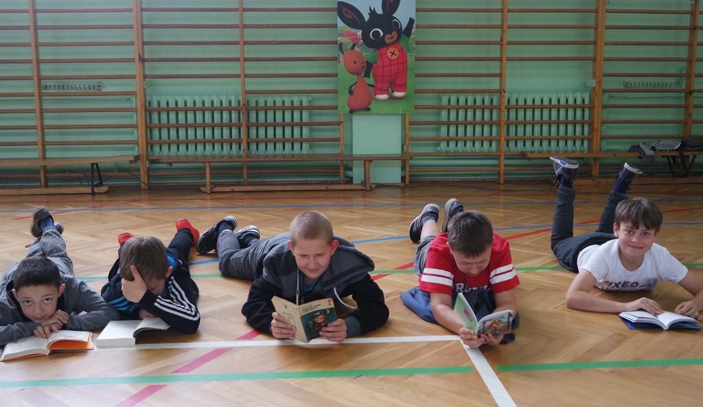 Prędzej uczniowie mogli też wypożyczyć "w ciemno " książkę z biblioteki oraz uczcić