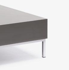 Tables in two sizes. Two types of frame: cantilever and 4-legged.