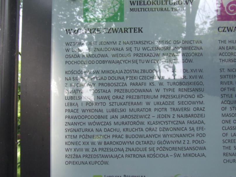 b) Ustalcie, jaką funkcję pełniło w przeszłości Wzgórze Czwartek. W przeszłości Wzgórze Czwartek pełniło funkcję miejsca, gdzie odbywały się jarmarki. Przebiegał tędy także szlak handlowy.