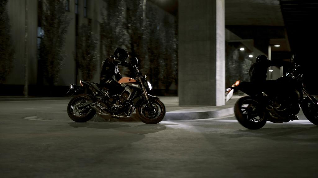 Odkryj swoją ciemną stronę Yamaha MT-09 to całkowicie nowa koncepcja sportowego motocykla.