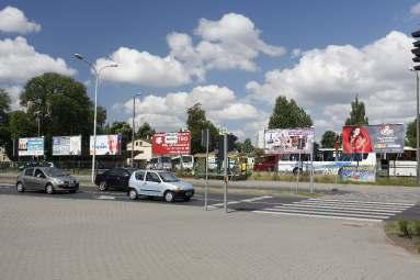 bezpośrednim sąsiedztwie z największą Galerią Handlową - duże skrzyżowanie ze zmiennym systemem sterującym sygnalizacją drogową (Zygmunta Starego / 14 lutego) długi okres oczekiwania na zielone