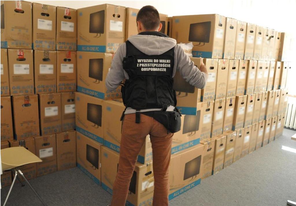 Policjanci z Olsztyna zabezpieczyli w momencie dostawy do jednego z urzędów 188 zestawów komputerowych z podrobionymi licencjami oraz nielegalnym oprogramowaniem Walka z nieuczciwą