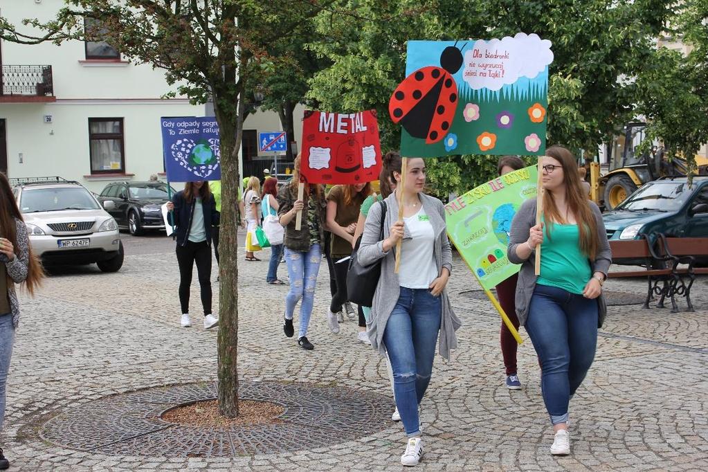 Happening poprzedził przemarsz pochód uczniów