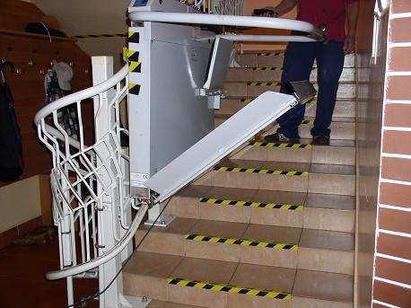 Komunikacja pionowa w obiekcie moŝe odbywać się dzięki jednej klatce schodowej oraz platformie schodowej.