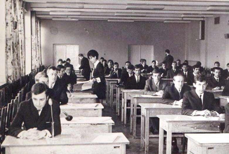 Matura w auli szkolnej rok 1970.