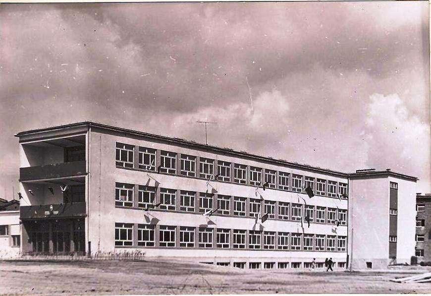Roboty ukończono w roku 1968 i we wrześniu 500 uczniów Zasadniczej Szkoły
