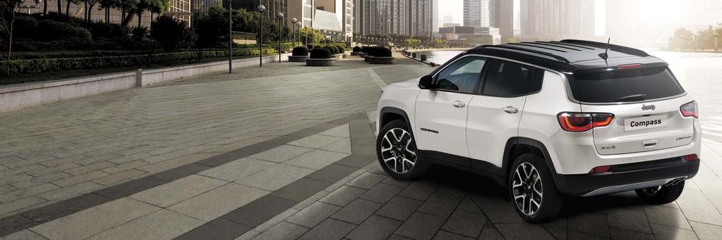 NA HORYZONCIE POJAWIA SIĘ NOWA LINIA. Nowy Jeep Compass swój niepowtarzalny wygląd zawdzięcza błyszczącemu, czarnemu siedmioszczelinowemu grillowi z chromowanymi elementami.