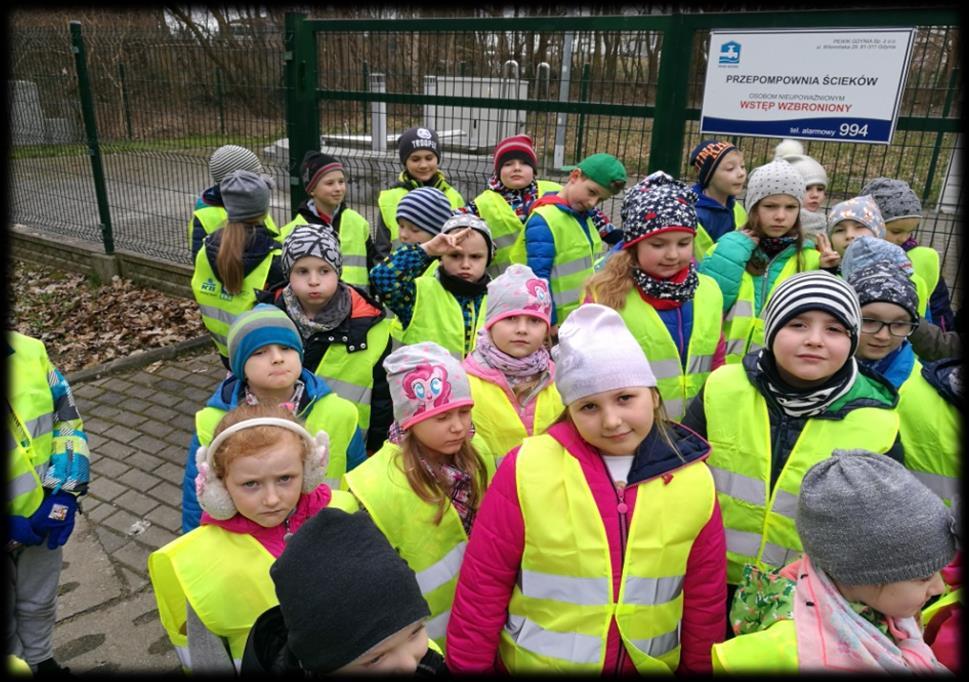 WYCIECZKA TERENOWA W GRUPACH DZIECI 5 I 6 LETNICH ZORGANIZOWANO WYCIECZKĘ TERENOWĄ DO POBLISKIEJ PRZEPOMPOWNI ŚCIEKÓW.