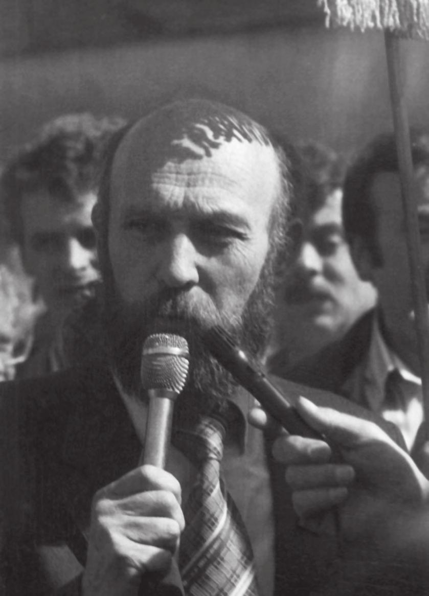 Piotr Baumgart przemawia podczas wiecu przed rozpoczęciem pochodu z okazji 1 Maja 1989