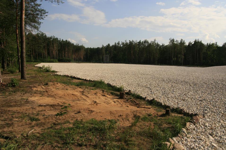 Ta sama sytuacja występuje na wschód od lokalizacji muru wokół grobów masowych, gdzie powierzchnia występowania spalonych szczątków ludzkich poza zasięgiem muru jest znacznie większa i wynosi ponad 6