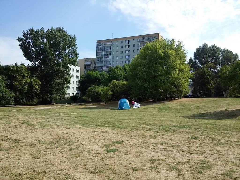 Sezon wakacyjny na Ursynowie w pełni. Ciepło, mało ludzi.