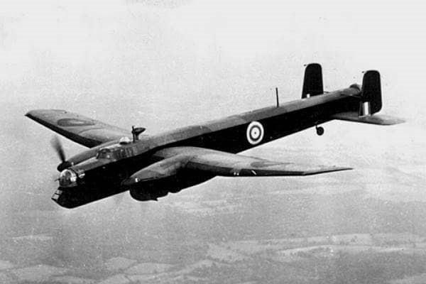 Elita Str. 7 Brytyjski bombowiec wrócił do bazy po niemal dwunastu godzinach na resztkach paliwa.