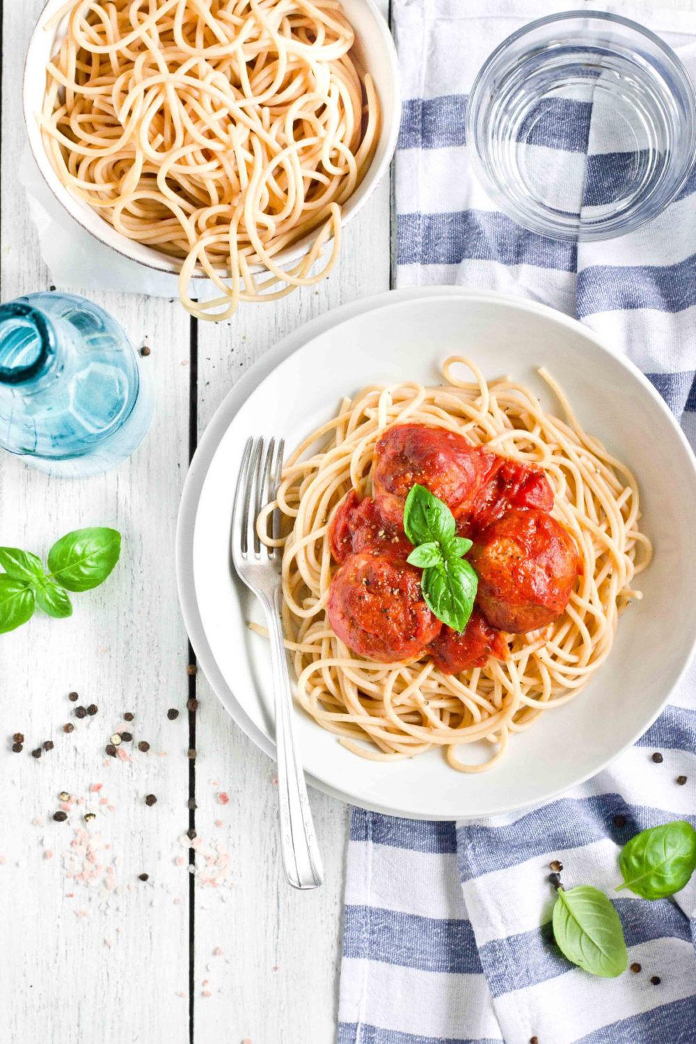 Makaron z klopsikami w sosie pomidorowym SKŁADNIKI: 5 0 0 g mięsa mielonego jajko szczypta cukru szczypta oregano i bazyli szczypta oregano 4 ząbki czosnku 3 łyżki parmezanu 2 cebula cebula 2 puszki