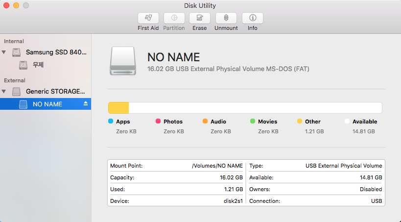 9.3 Formatowanie za pomocą programu BlackVue Viewer dla Mac OS 1. Umieść kartę micro SD w adapterze. Adapter połącz z komputerem. 2.