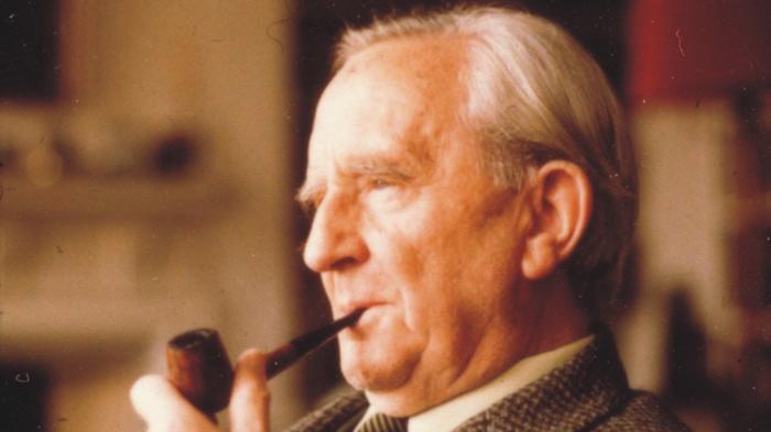 Tolkien hobbit z fajką Monika Kubiak John Roland Reuel Tolkien, zwany Tollers lub JRRT przez bliskich przyjaciół i Ronald przez rodzinę, brytyjski pisarz oraz profesor filologii klasycznej i