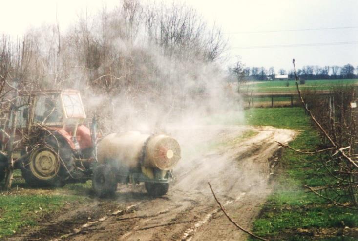 na uwrociach (miejscach zawracania opryskiwacza na końcach rzędów) (rys.