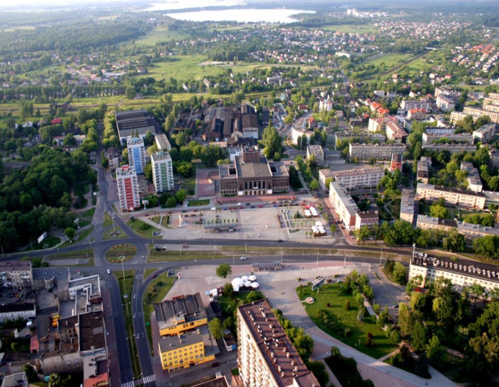 DĄBROWA GÓRNICZA to miasto na prawach powiatu zajmujące obszar 188 km 2 i liczące ok. 122 tys. mieszkańców. Położona we wschodniej części Wyżyny Śląskiej stanowi obszarowo 10 miasto w Polsce.