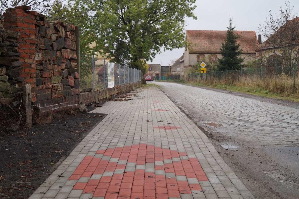 Budowa chodnika przez mieszkańców Przybyłowic.