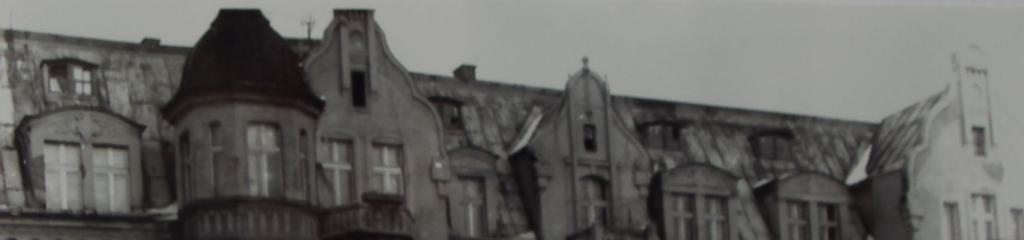 Wygląd elewacji frontowej budynku po II wojnie światowej.