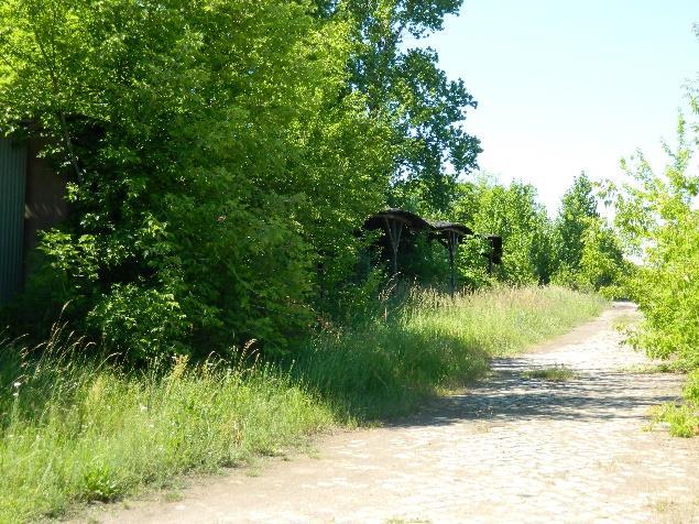 Dziennik Urzędowy Województwa Dolnośląskiego 45 Poz. 4773 Rysunek 36. Teren wokół budynku dawnego dworca wraz z dawną linią torową (źródło: CDE Sp.