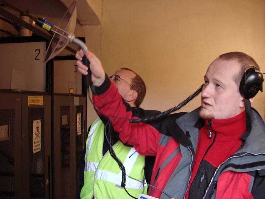 Przykład 2 stacja R0037 W rozdzielni SN starego typu w izolacji powietrznej zlokalizowano wysokie skupiska wyładowań niezupełnych zlokalizowane na kilku izolatorach szyn zbiorczych oraz cięgnie