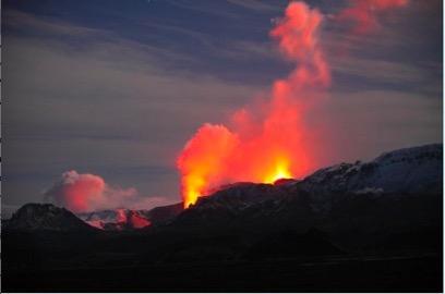 Początki atmosfery Ostudzenie powierzchni Ziemi Emisja gazów w wyniku działalności wulkanicznej