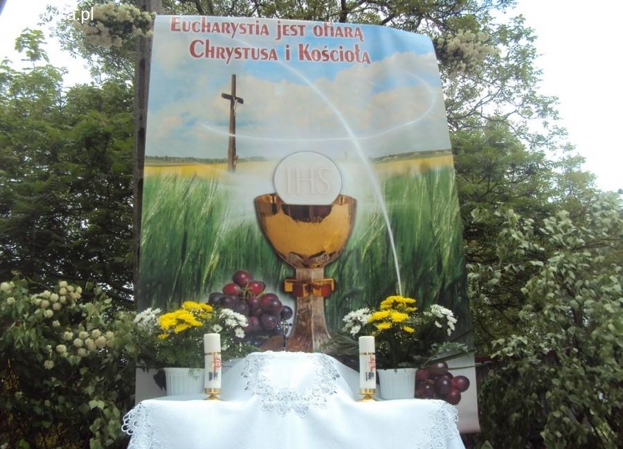W tym roku Boże Ciało wypada 15 czerwca, jest to dzień wolny od pracy. Uroczystość Bożego Ciała stanowi dla katolików wyraz uwielbienia i okazję do oddania czci sakramentowi Eucharystii.