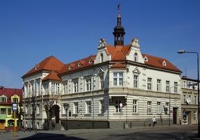 Jednym z nich jest dzisiejsza siedziba oddziału Banku BGŻ. Do lat 70. XX w. mieściła się tutaj siedziba Powiatowej Rady Narodowej.