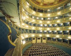 W 1787 roku Wolfgang Amadeusz Mozart dyrygował tu ś wiatową prapremierą swej opery Don Giovanni, uważaną dzisiaj za najwybitniejszą operę w historii muzyki.