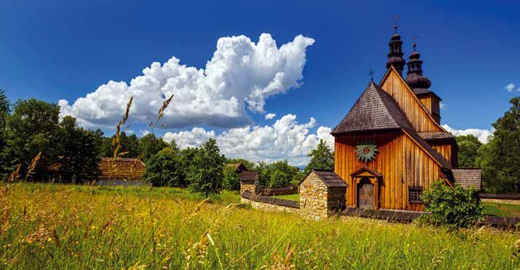 Zwyczaj dekorowania zagród kultywuje się w Zalipiu od końca XIX w. We wsi znajduje się kilkanaście malowanych chat. Spacer zapewnia moc atrakcji, każda z zagród ma bowiem własny styl.