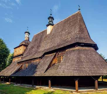 Niezatarte wrażenie pozostawia wnętrze kościoła, szczelnie pokryte malowidłami. Polichromia stropu pochodzi z początku XVI, a ścian z XVII w.