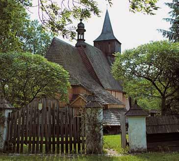 W XVIII stuleciu do kościoła dostawiono też kaplice boczne i piętrową zakrystię, zmieniając nieco prosty, właściwy średniowieczu korpus.