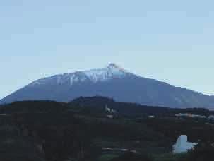 Fot. 3. El Teide najwyższy szczyt Hiszpanii (fot. R. Machowski). Fot. 4. Wulkaniczny krajobraz w masywie El Teide (fot. R. Machowski). Interesujące dla geografa i przyrodnika są góry Teno położone w północno-zachodniej części wyspy.