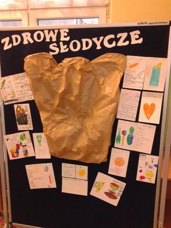 Kolejne zajęcia w ramach projektu Zdrowo jem, więc wiem Zadaniem dzieci było opracowanie przepisów na zdrowe słodycze, w których użyją zdrowych i wartościowych składników takich jak pestki dyni,