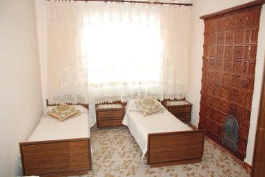spaţiul destinat folosirii de către una sau două persoane; cameră cu pat dublu (lăţime minimă de 160 cm), reprezentând spaţiul destinat folosirii de către două persoane; cameră cu două paturi