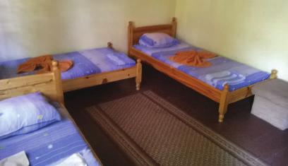 paturi individuale, reprezentând spaţiul destinat folosirii de către patru persoane; cameră comună cu mai mult de patru paturi; suită două sau mai multe camere ce comunică între ele; garsonieră