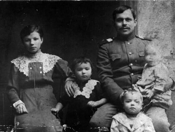 Teodor i Mikołaj bracia Kuźniecow. Ich ojciec, oficer carski, zginął w czasie rewolucji, matka uciekła z synami do Polski.
