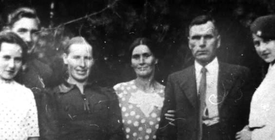 Eugenia Łazarska trzyma pod ręką męża Aleksandra (pseudonim Skorupka ). Eugenia Łazarska z domu Biernacka urodziła się w 1900 r., czyli miała 45 lat. Mieszkała w Nowince. Mąż Aleksander ps.