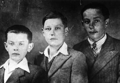 Mieczysław Jatkowski (z prawej), Władysław Jedliński (w środku). Władysław Jedliński miał w 1945 r. 18 lat. Sam należał do AK, ale był też obciążony rodzinnie mając siostrę łączniczkę ps.
