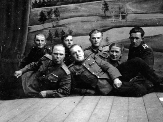 Augustów, 9 V 1945 r. Fotografia funkcjonariuszy PUBP w Augustowie wraz z doradcami sowieckimi.