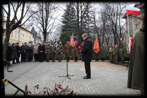 działaczy podziemia antykomunistycznego, umieszczonej na budynku dawnego Powiatowego Urzędu Bezpieczeostwa Publicznego. O godzinie 16.