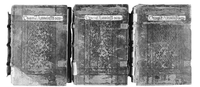 Michał Spandowski Inkunabuły dawnej Biblioteki Miejskiej w Lubaniu 47 11. Nr 3. P. I-III. Oprawy w., oprawę, wzbogaconą w podobnym czasie o takie same papierowe naklejki z tytułem dzieła (il.