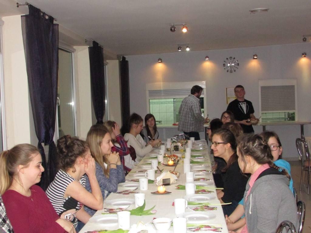 Kolacja urodzinowa W środowy wieczór 17 lutego wychowankowie bursywykner, wraz z życzenia wychowawcami spotkali się na uroczystej kolacji urodzinowej.