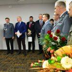 głównym wejściem do budynku Komendy,