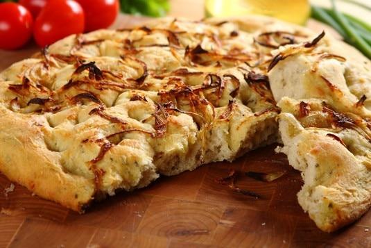 Cebulowa focaccia 60 minut 6 osób Łatwe cebula - 1 sztuka Przyprawa w Mini kostkach Smażona cebula Knorr - 3 sztuki starty parmezan - 0.2 szklanek mąka - 2.