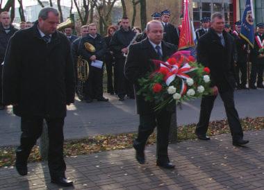 za kościołem parafialnym, na cmentarzu zbiorowa mogiła żołnierzy poległych w bitwie w Kęblinach w nocy z 7 na 8 września 939 r.